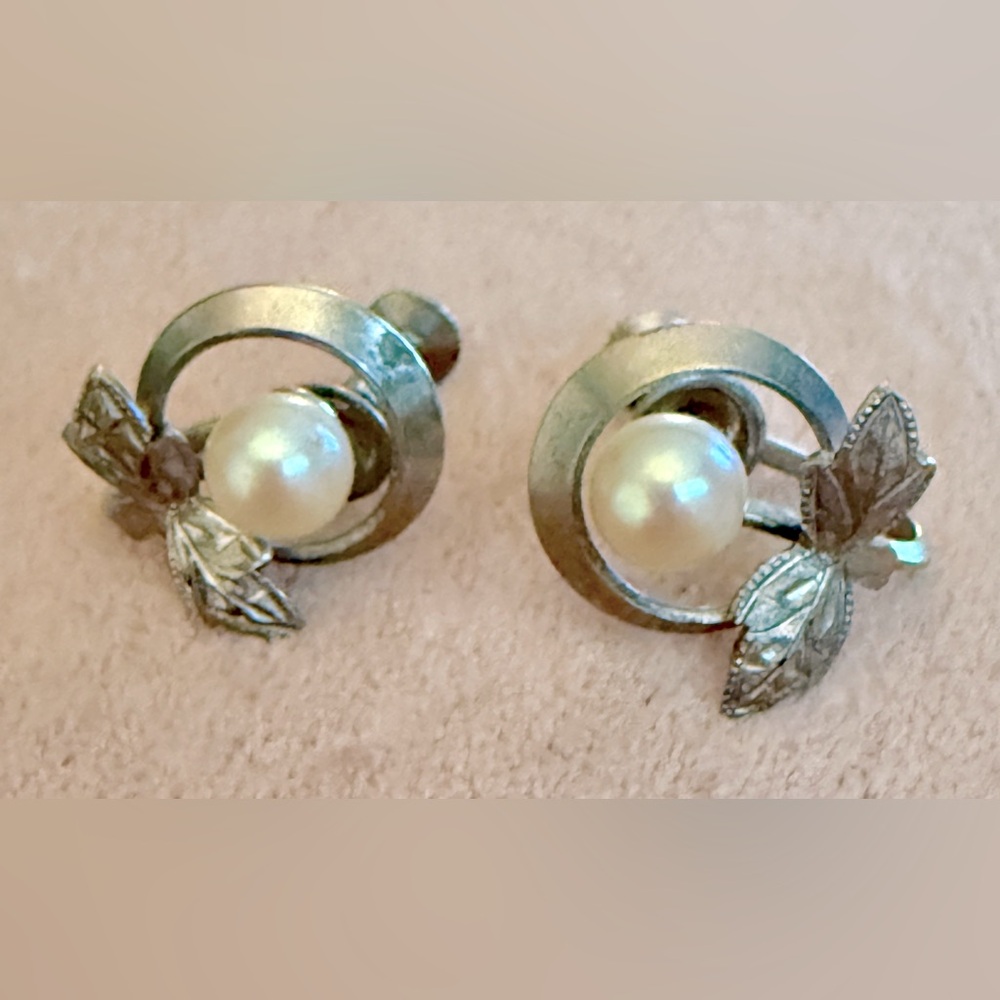 Vintage pearl and silver screw back-earrings/unmarked🩶🩶